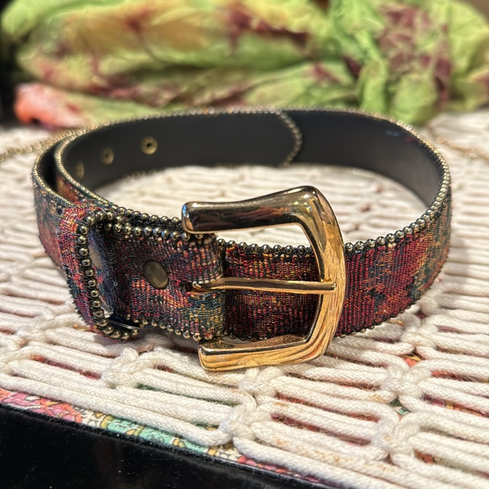✅NWT Vintage belt tapestry style withh embellished edging